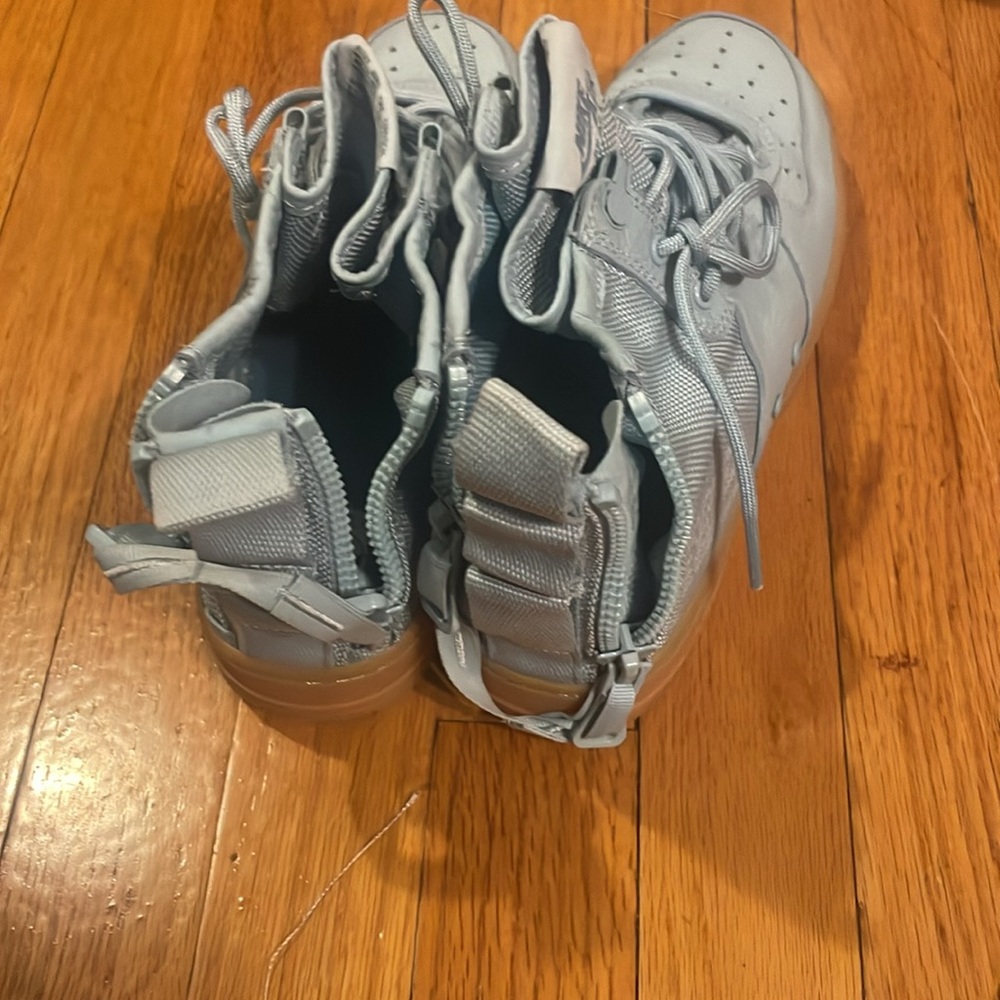 Nike - Picture 4 of 5